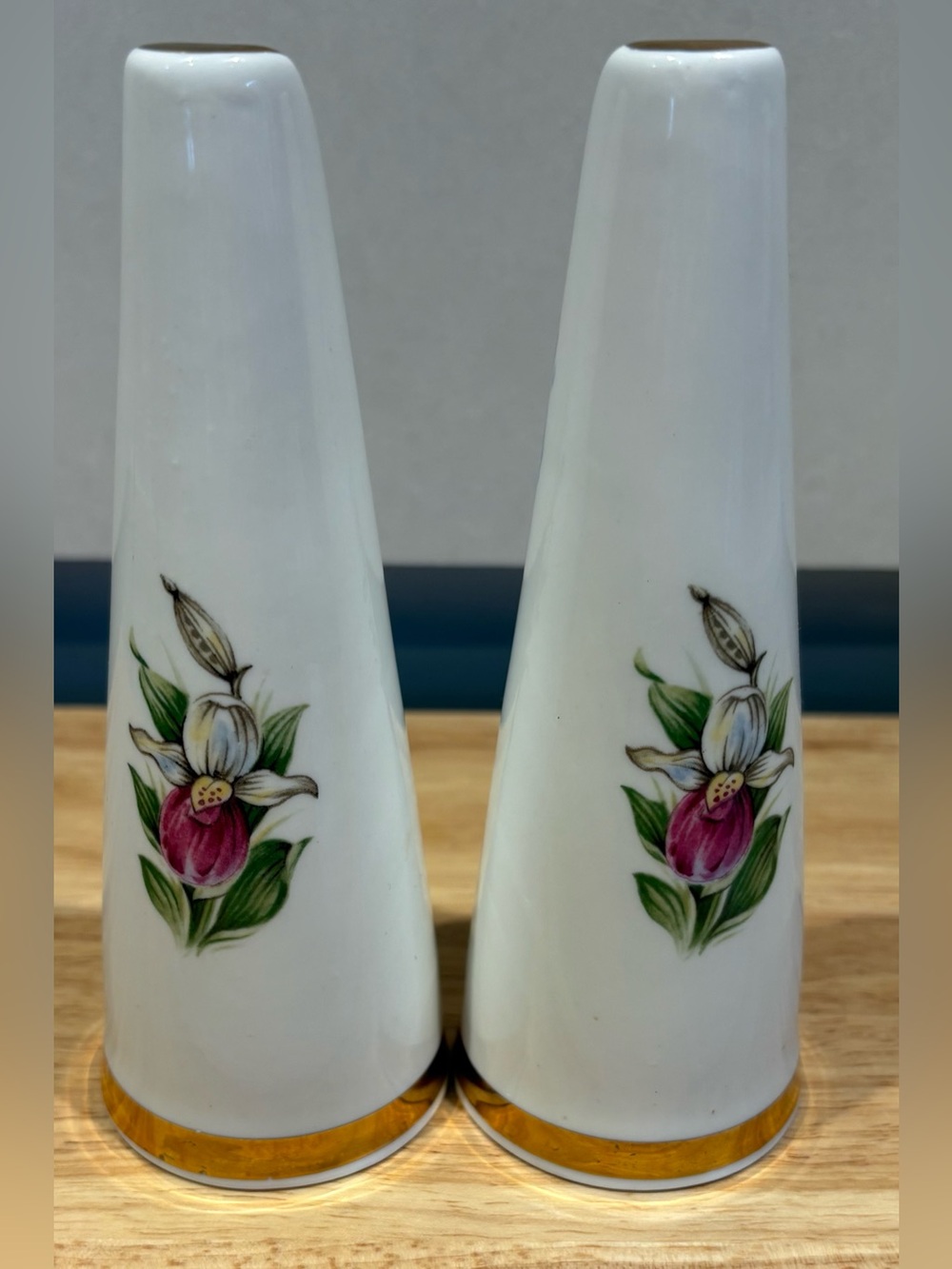 Vintage Sandford Fine Bone China
Prince Edward Island Salt & Pepper Shakers - Picture 2 of 8